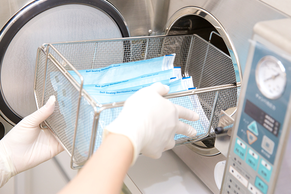 当院で使用される機材は全て滅菌処理されます。こちらの機器で滅菌し診察のたびにパックし使用しています